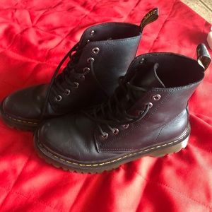 Leather laces boots